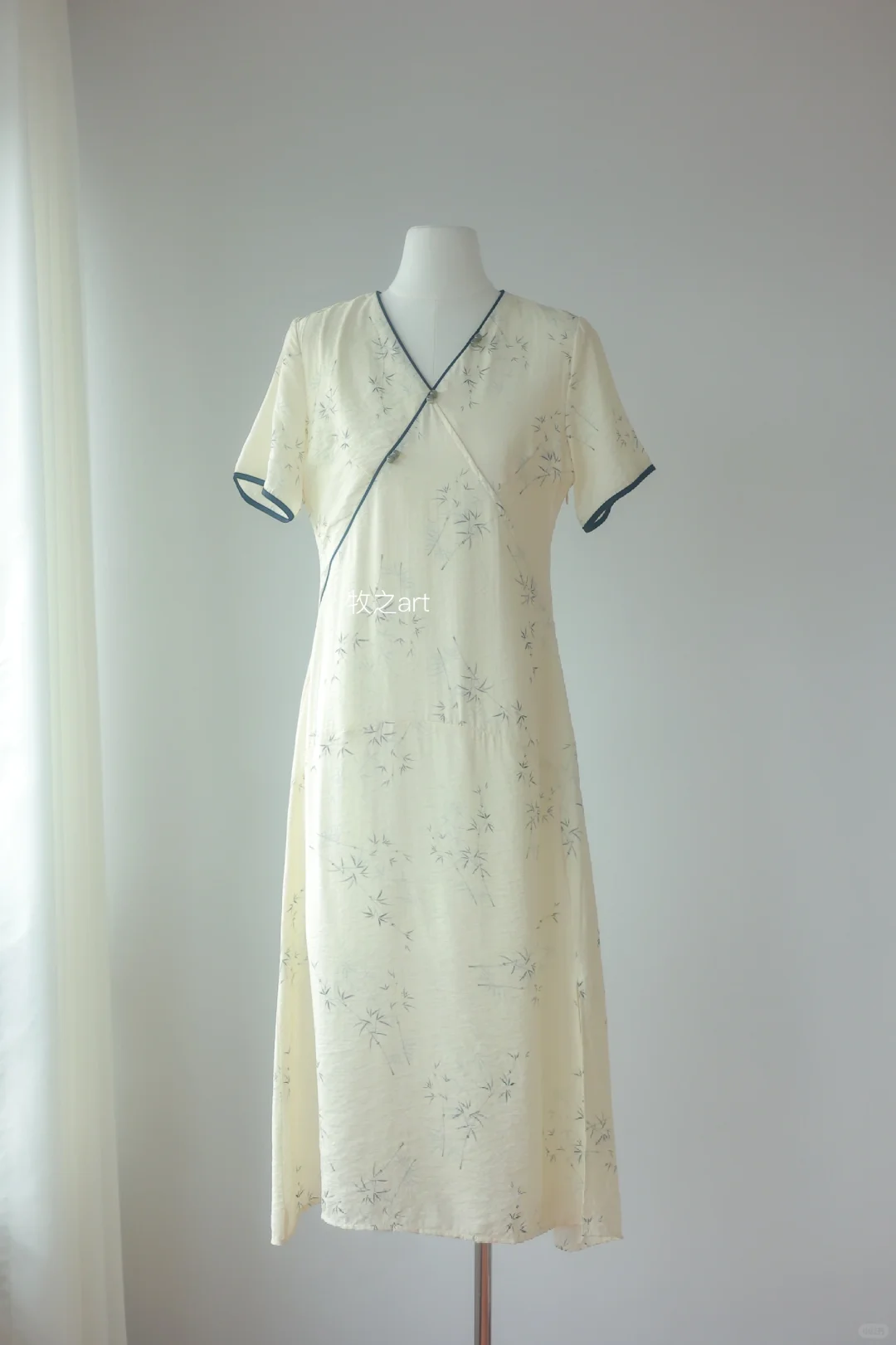 中式连衣裙｜日常v领
更适合日常穿的旗袍裙
v领领口，脖子短也可以穿，修饰脸型
...
