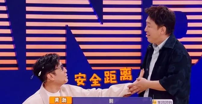 《喜人奇妙夜2》里，“外星从”小队的《技能五子棋》把抽象玩出了新高度。没有按部就