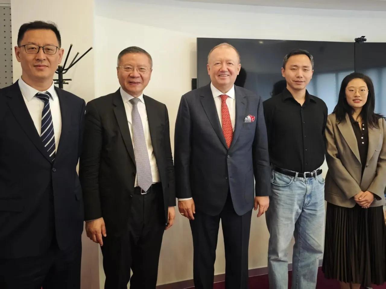 张维为教授在外国挺受欢迎的，参加莫斯科论坛结束后，也受到当地媒体的采访。图二：他