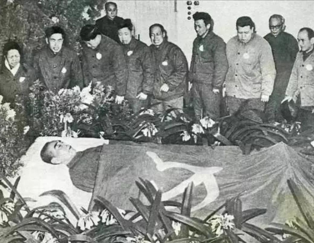 1976年1月8日，周总理逝世后，由韩宗琦负责为其穿寿衣。可当韩宗琦接过卫士们递