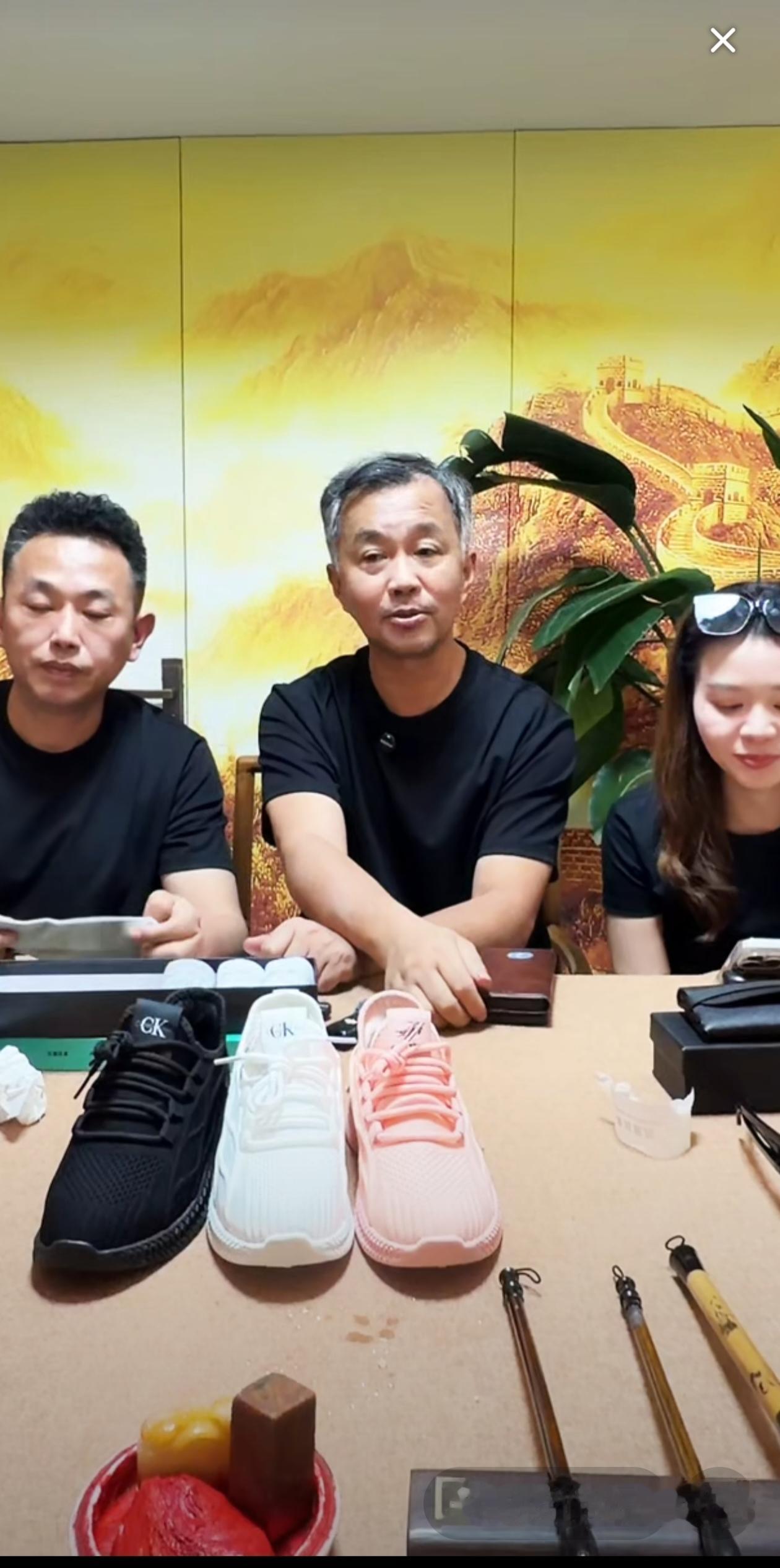 沈巍再度开启直播带货模式，其账号的小黄车上挂了四件商品，直播间有小鲸娱陪同。桌子