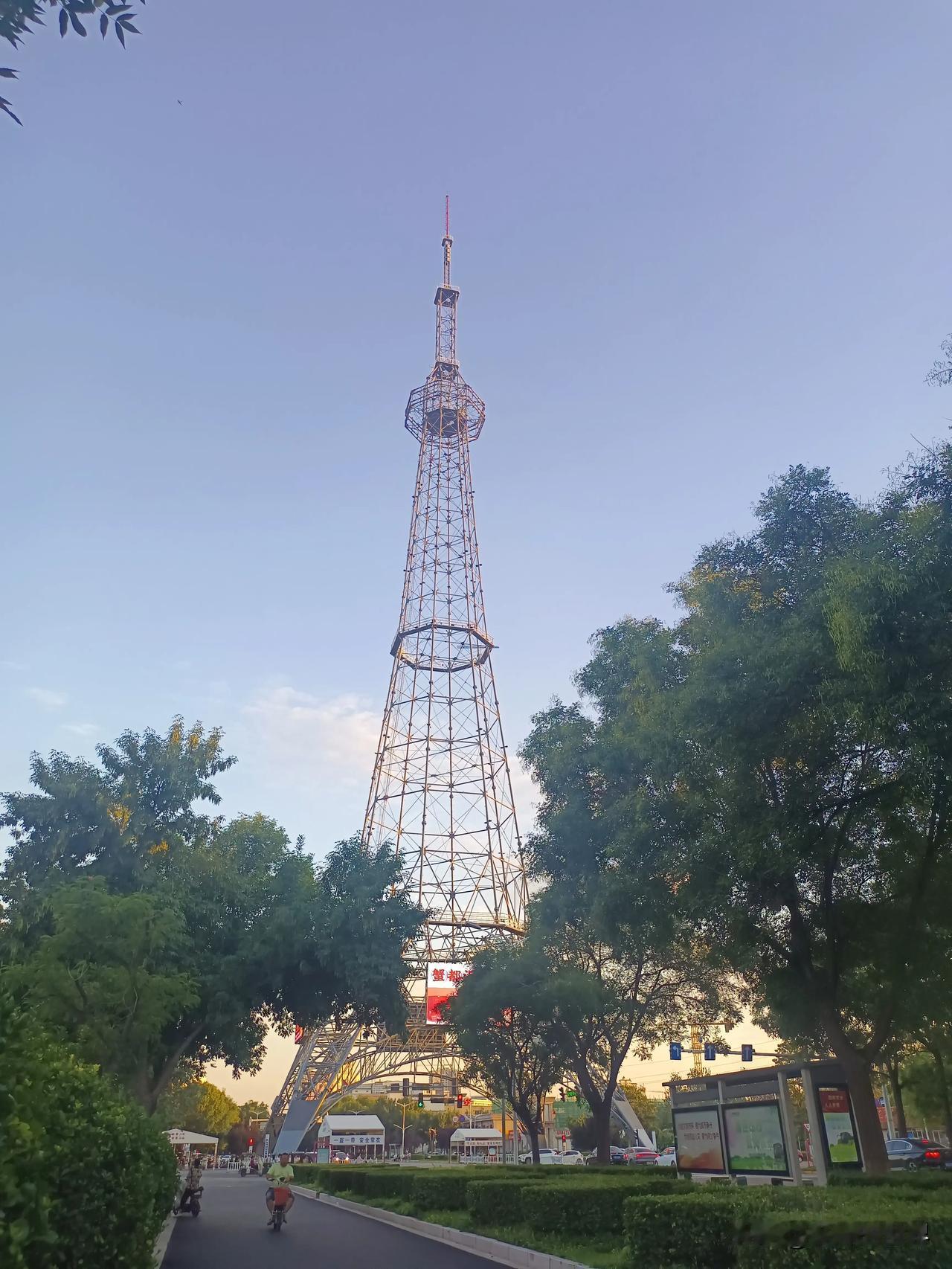 旅行～～
辛集的“巴黎铁塔”，电视塔的白天黑夜。