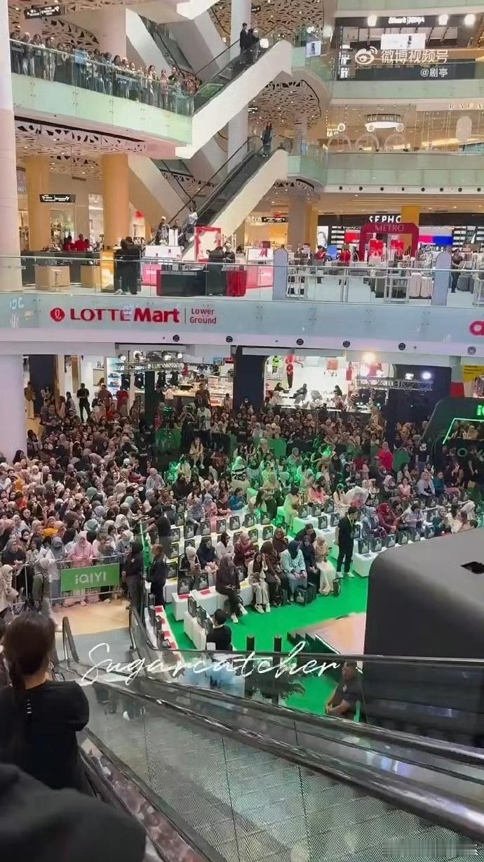 丞磊在印尼这么火的吗 谁懂这种反差！平时低调不争不抢，一到海外线下直接封神，人气