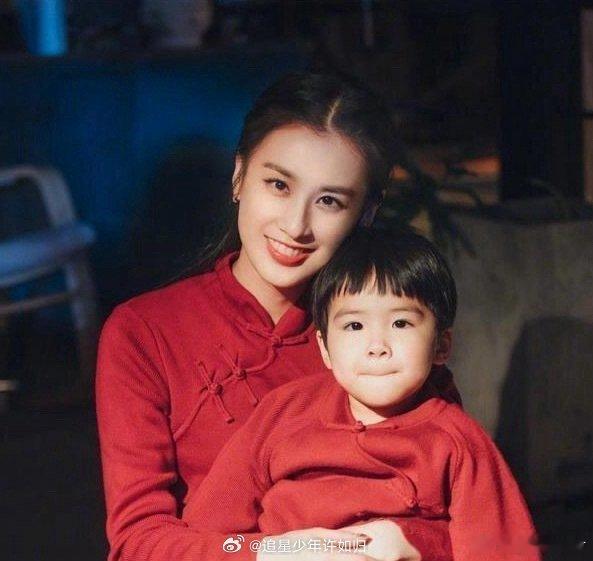 黄圣依也逃不过让孩子穿红色 孩子的“ss无条件顺从”，恰恰构成了这场仪式中最生动