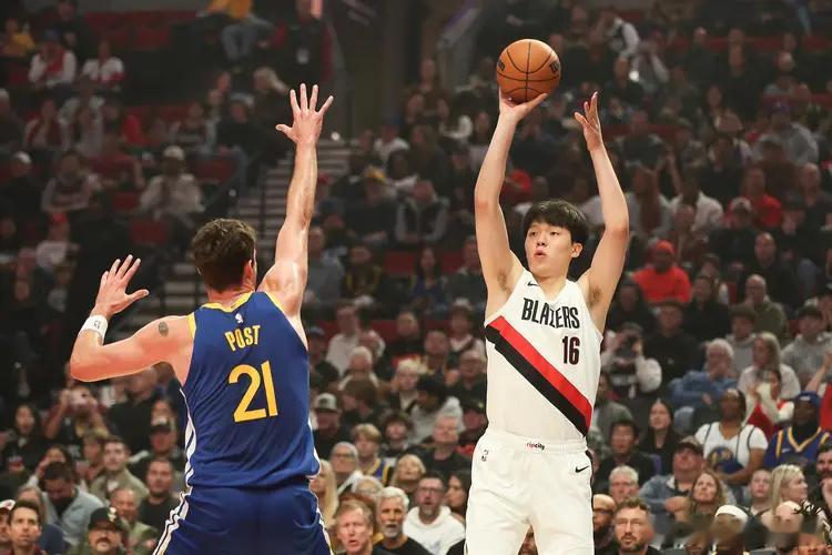 开拓者掀翻勇士赛季首胜 库里35+6杨瀚森2分1板2帽NBA新赛季常规赛继续进行