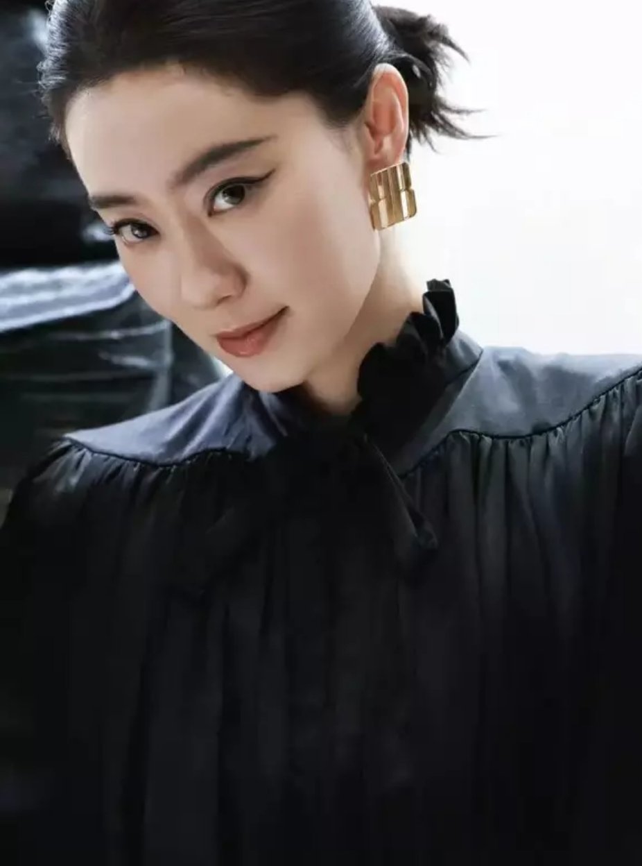 张小斐穿黑色上衣配皮裙酷飒帅气，怼脸照抄抗打，上挑眼线气场全开。 ​​​