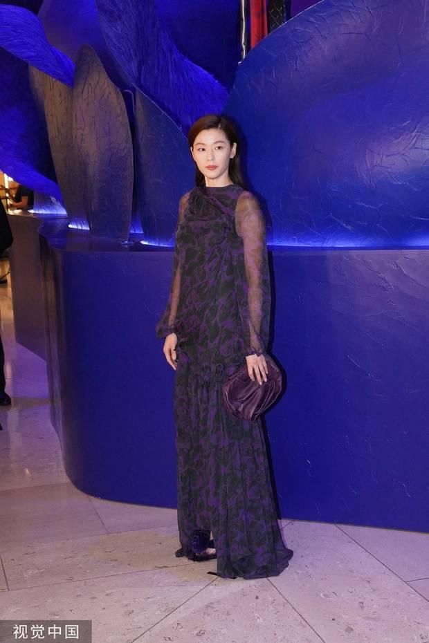 全智贤穿紫色纱裙现身香港 挥手微笑女神感十足
搜狐娱乐讯（视觉中国/图）全智贤现