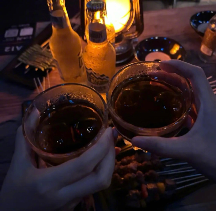 烧烤，啤酒，好友，晚风，                 与生活和解，和快乐碰杯