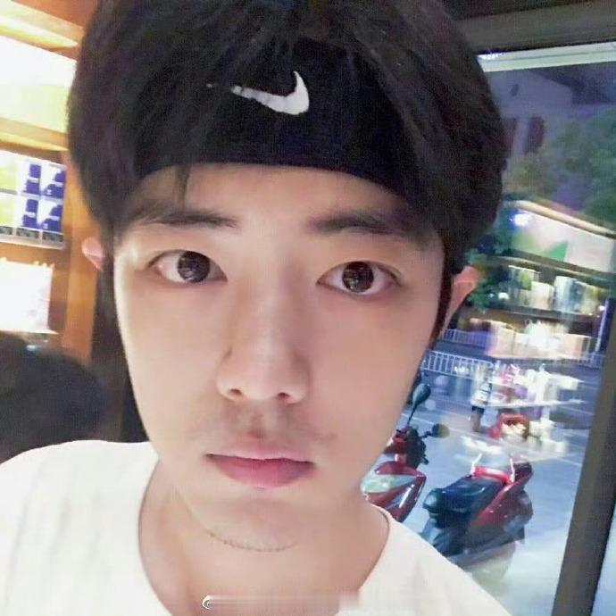 1.肖战的收入是非常可观的，不过他属于保守派，更爱存钱。2.陈乔嗯跟老公是姐弟恋