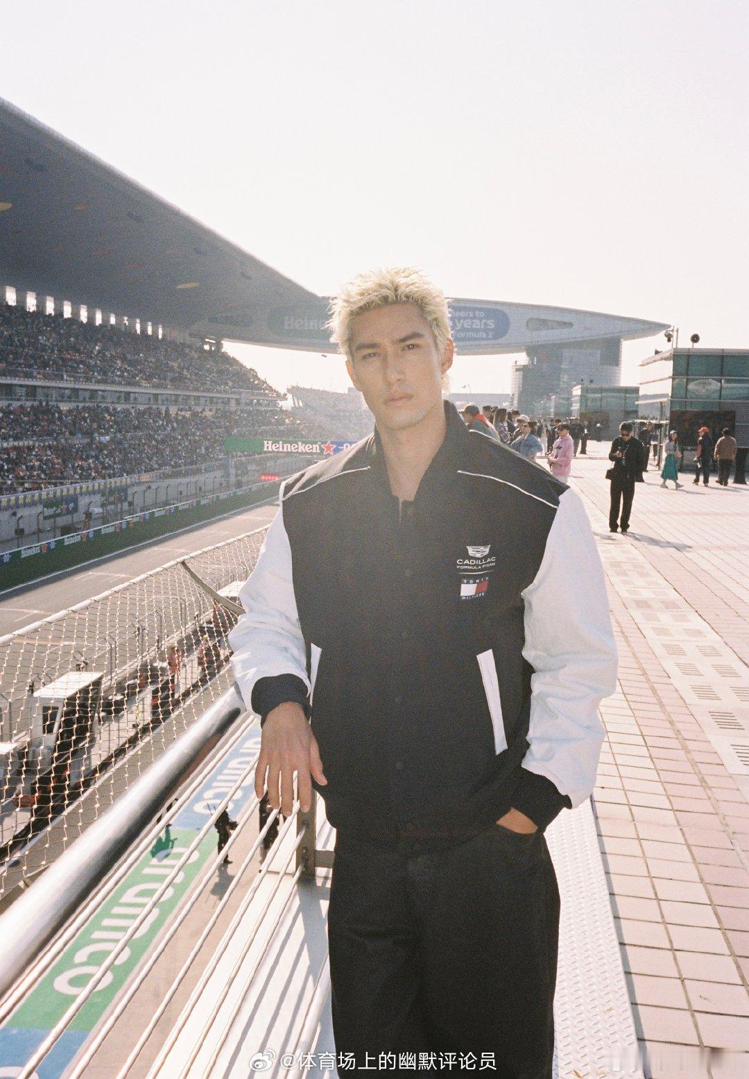 第一次看F1赛车🏎️ 很酷！但是很有缘的是，我爸爸开过F2，我妈妈特别喜欢一个