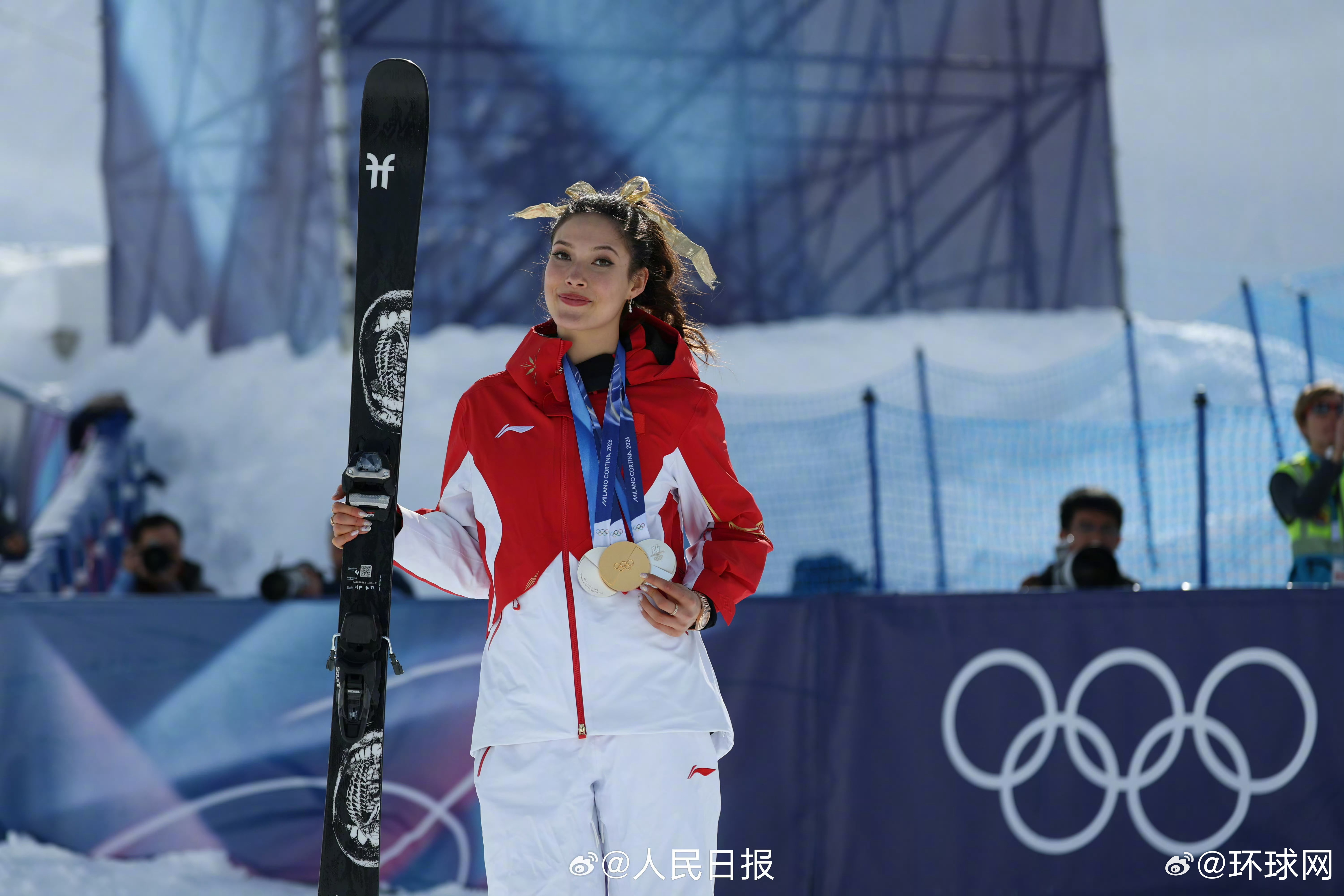 【#谷爱凌戴上3枚奖牌#】米兰冬奥会自由式滑雪女子U型池决赛，中国队选手谷爱凌夺