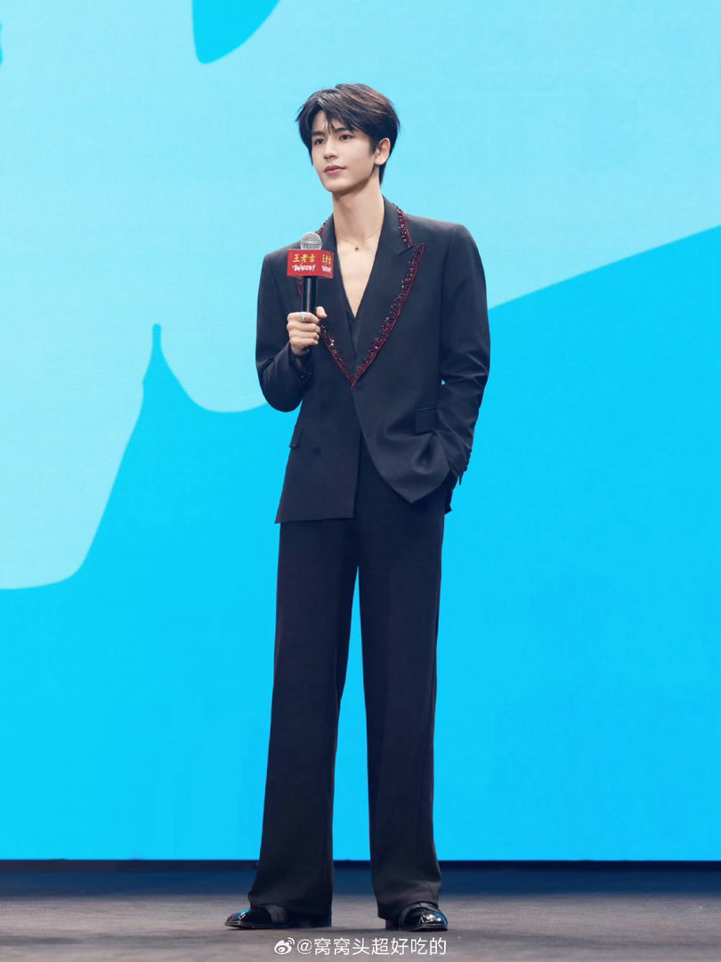 张凌赫硬曲配帅脸谁能拒绝硬核BGM搭配张凌赫建模神颜！鼓点铿锵衬出他清冷凌厉的气