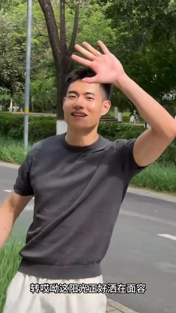 大宝子是帅，来看看正脸，转，阳光正好洒在面容，太可爱了，小翘臀。