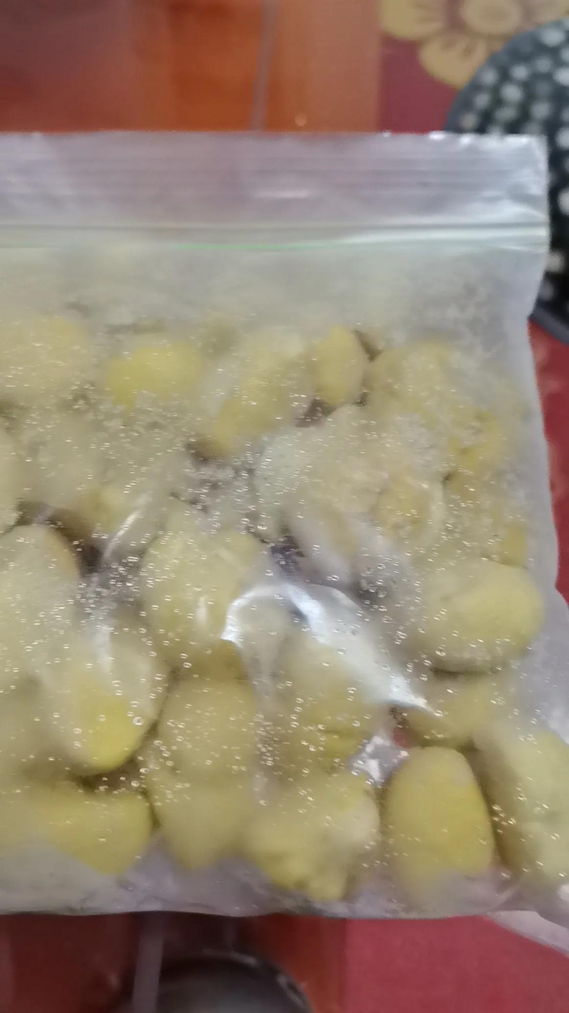 生活小窍门
又到新鲜板栗大量上市的时候了，板栗好吃，可就难剥，也难长期保存。在生
