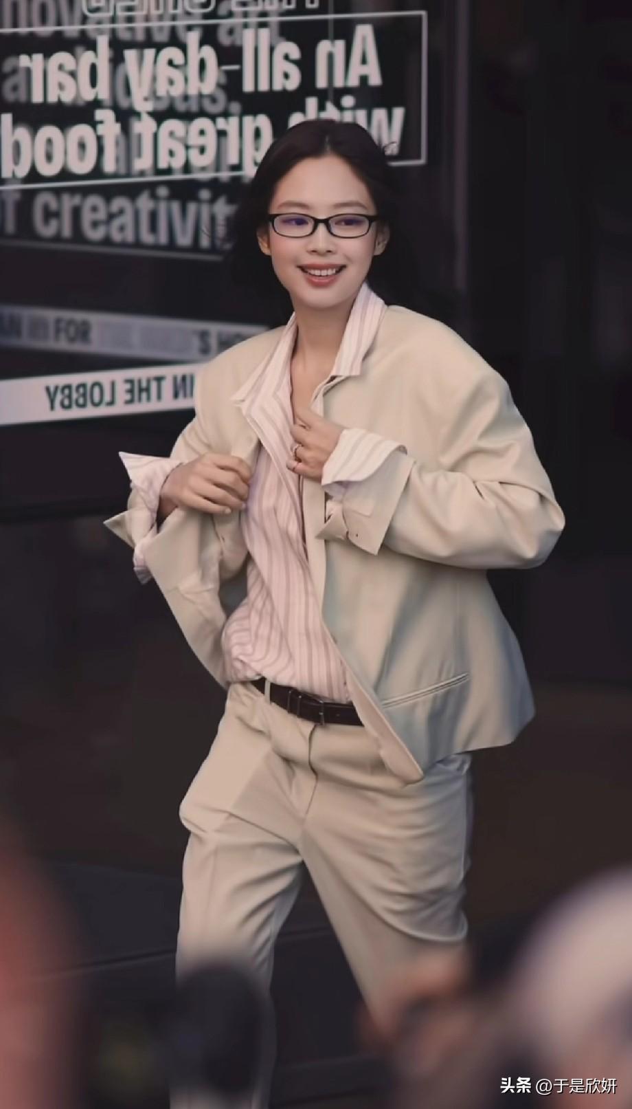 Jennie这波“眼镜杀”直接封神！奶酷西装+黑框镜，谁看了不喊一声智性恋天菜！