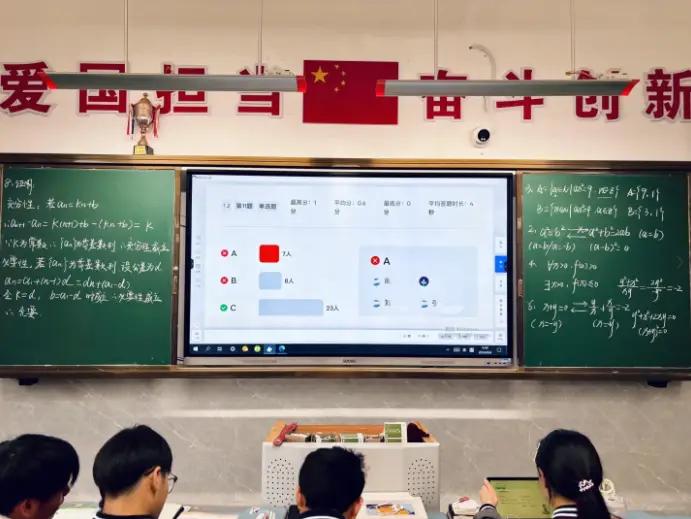 学校的电子屏启用了这么多年，个人感觉这是个让人纠结的东西，它对教育和教学的影响是