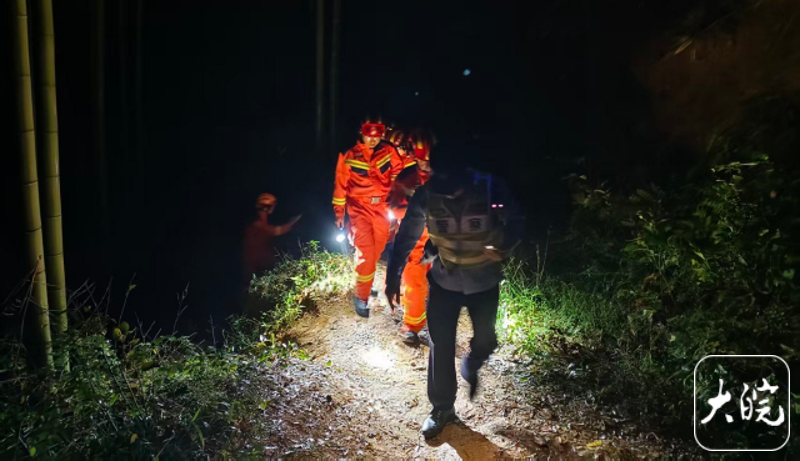 雨夜团雾中4名驴友迷路 青阳警消联动连夜搜救成功脱险