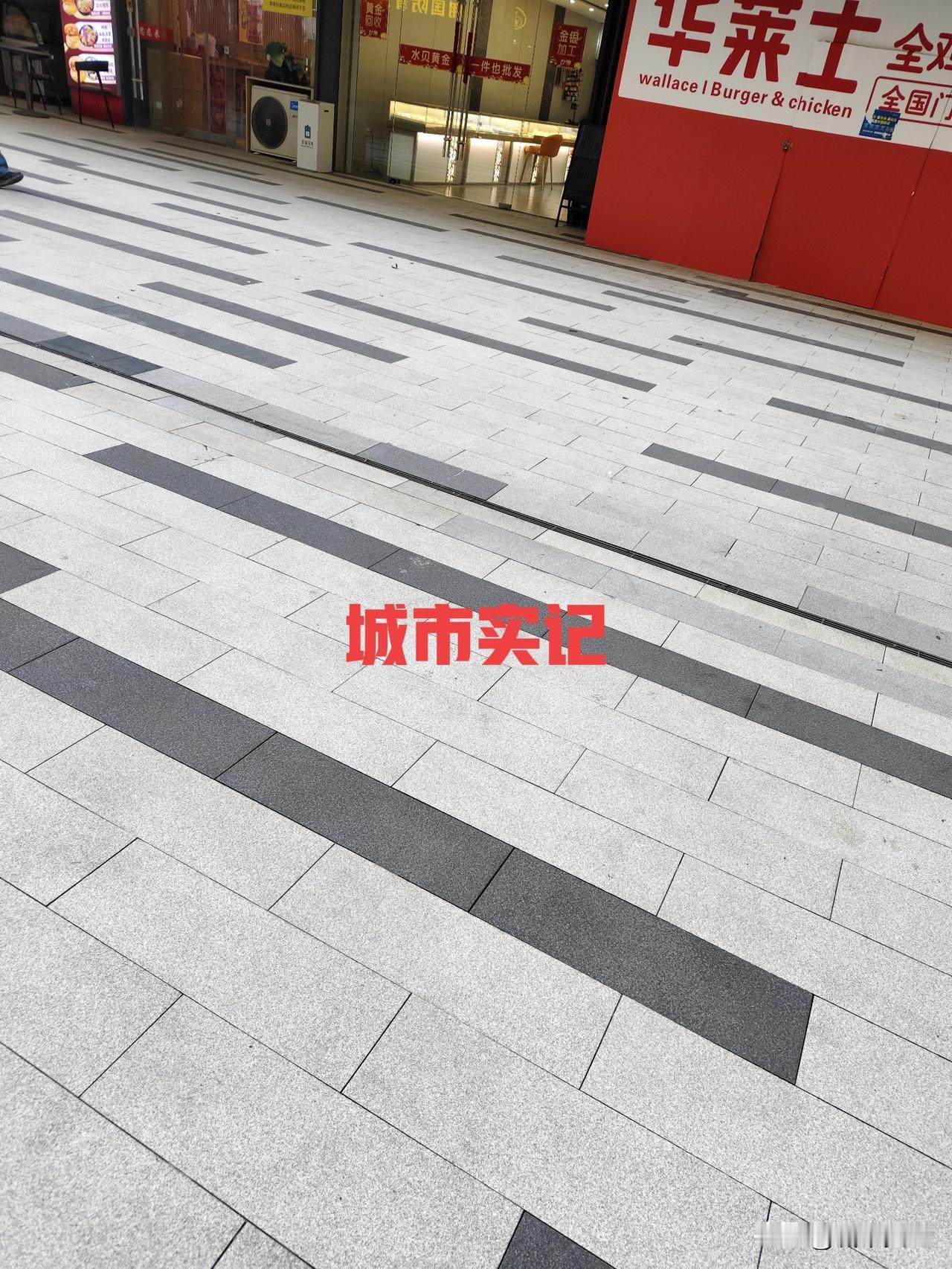 在宿迁，没有一个商场能和吾悦比的，就我说的，吾悦广场天天打扫水冲，干净的要命，地