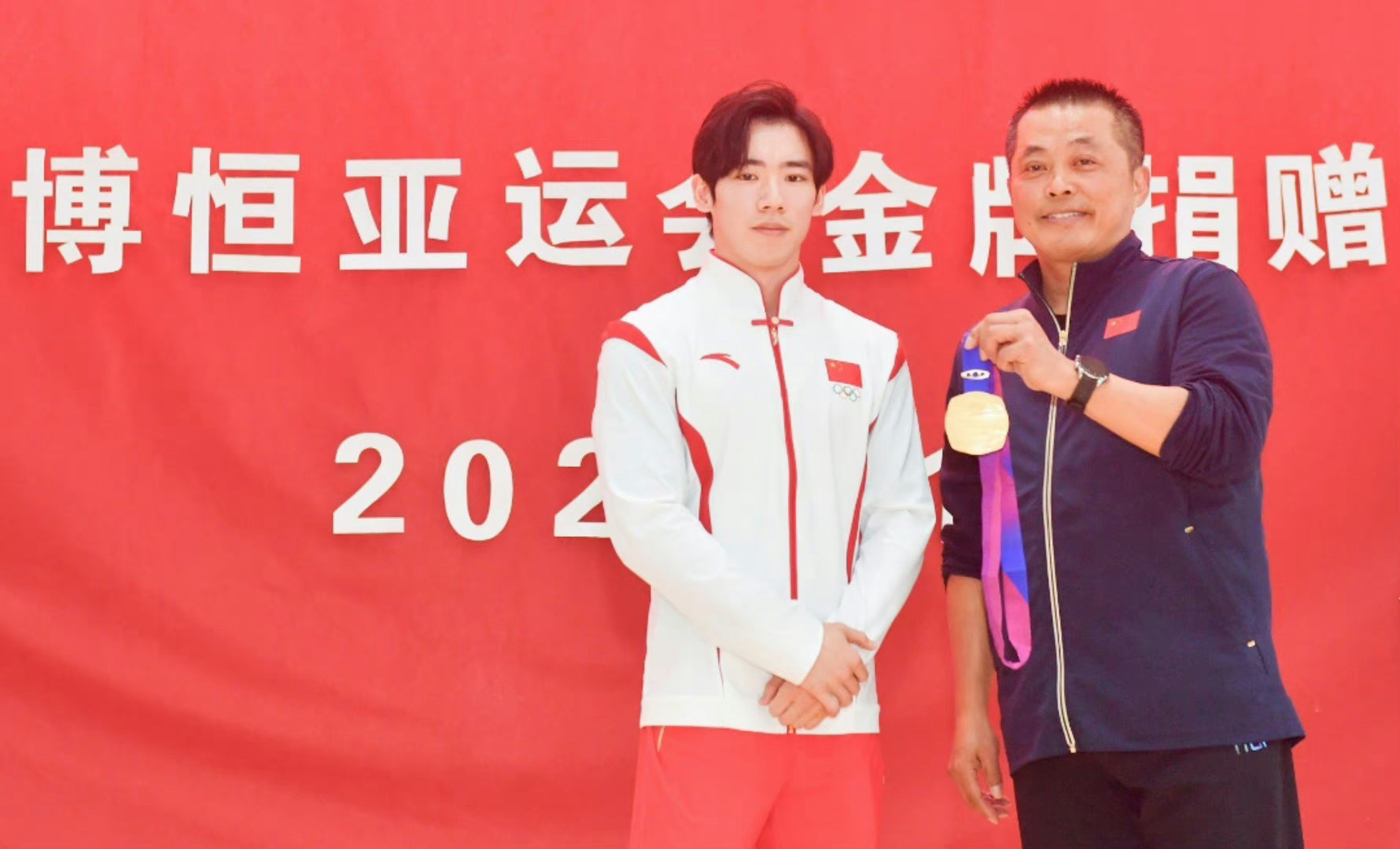 最暖心的小哥哥，把金牌捐给了母校，可以激励自己的学弟学妹。#张博恒把亚运会金牌捐