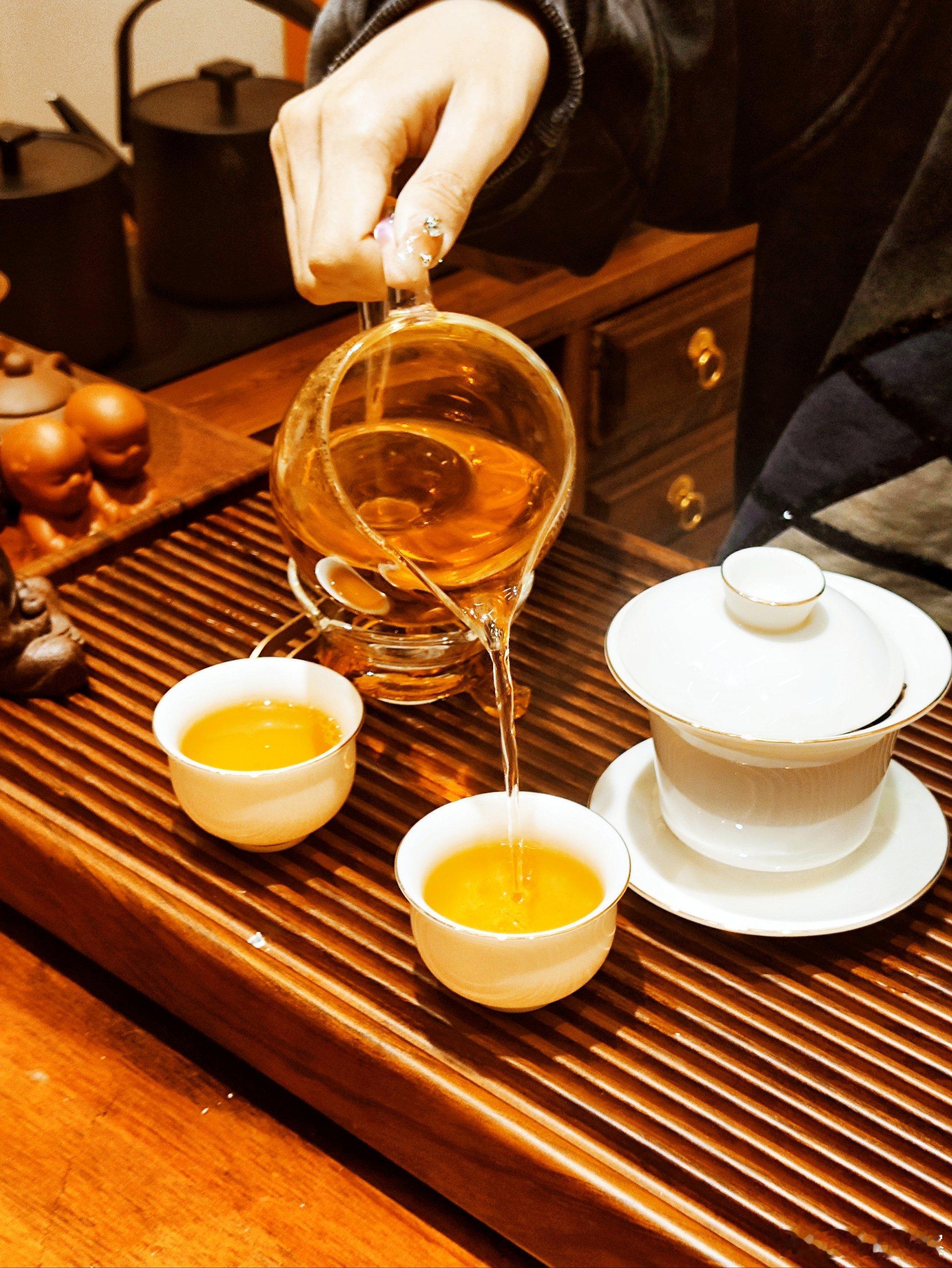 从古镇到东方明珠茶咖cp贴脸开大现在逛景区谁还光拍风景？茶饮摊前举杯咔嚓一张，才