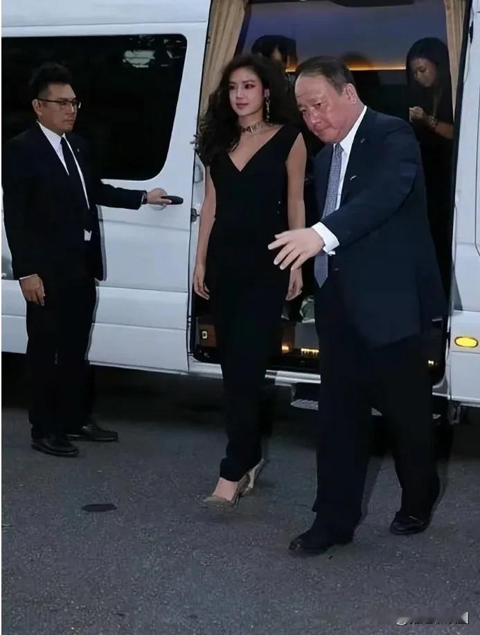 美是多元的，乐基儿感觉美与瘦都好看。她是那种现实世界中非常美的有吸引力的，现在好