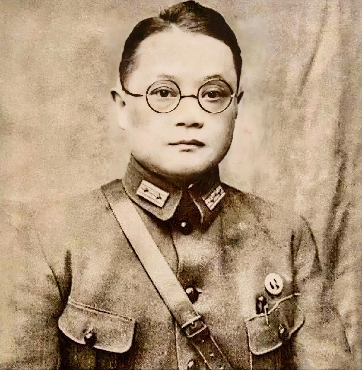 1949年，国军上将潘文华决定起义，却发现七姨太是特务，为了不打草惊蛇，他对七姨