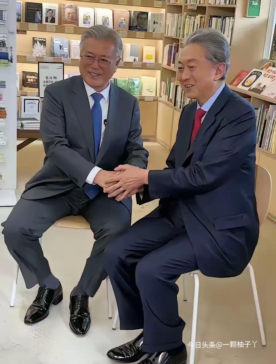 12月19日，日本前首相鸠山由纪夫揣着诚意，专程跑到韩国的小书店里，和韩国前总统