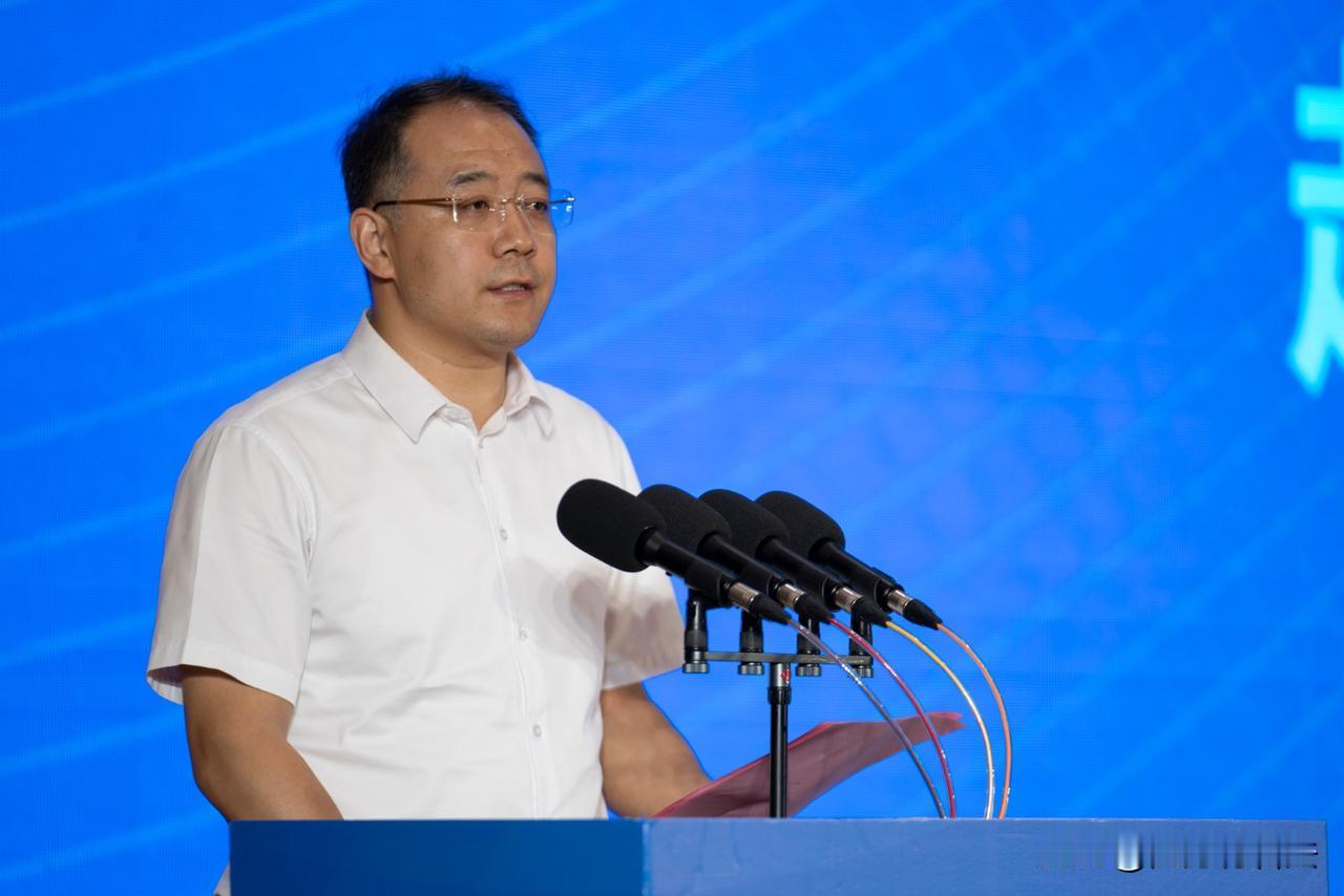 赵亚静2001年9月进入太原理工大学读书，读的是电子商务专业。打眼一看，这个学历