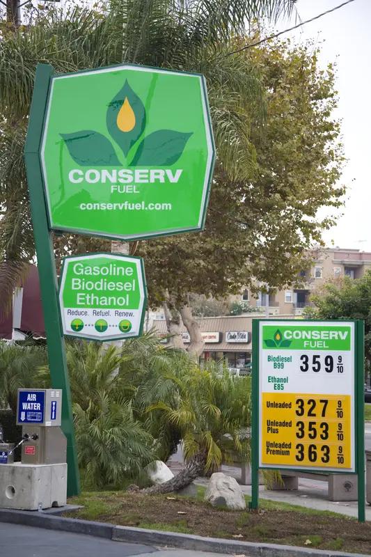 从供应端而言，国际原油市场不稳定。一些主要产油国存在生产设施老化、地缘政治冲突等