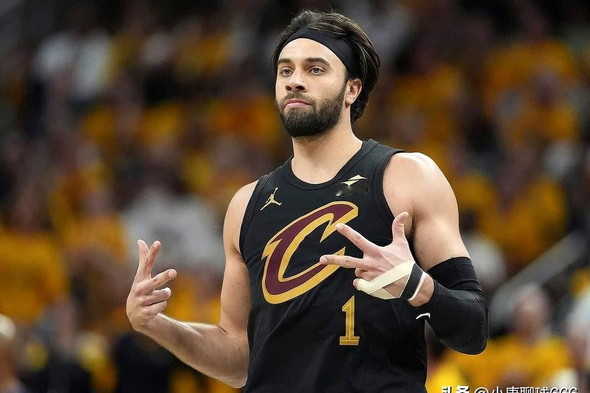 歇了整整67场，一上场就三分3投3中。马克斯·斯特鲁斯，简直是天降神兵。

因为