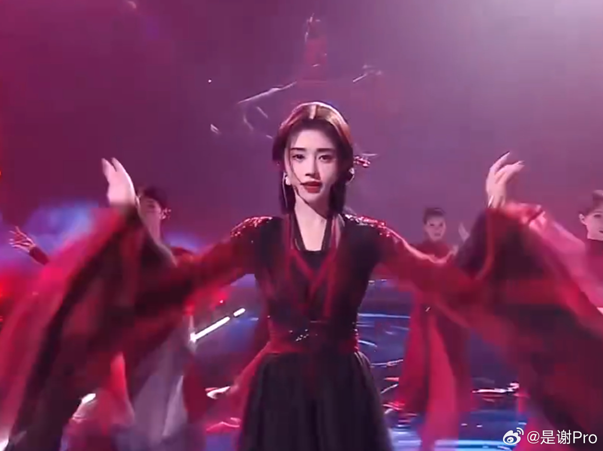 歌手鞠婧祎熹妃回宫了  为啥叫熹妃，电视剧里的角色吗？ 也是美的不行了呢 