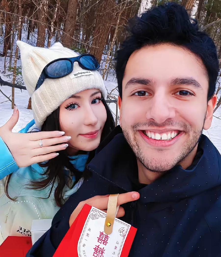 方浩明新疆女友，发布男友向自己求婚视频，在野外白茫茫雪地树林里，非常浪漫，人还手