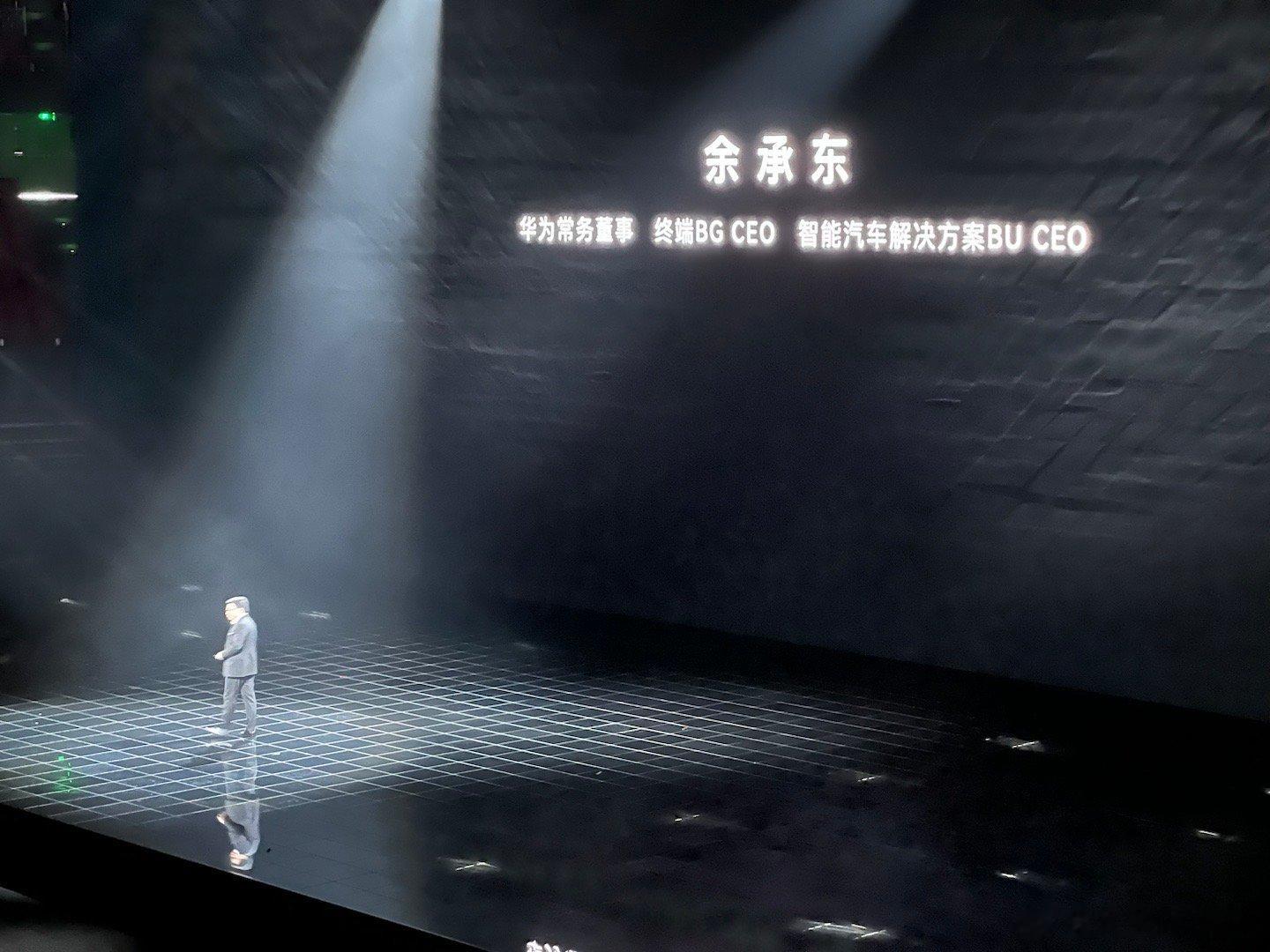 余承东上台的BGM，有钢铁侠那味儿了[doge][doge]上来就调侃，这次上海
