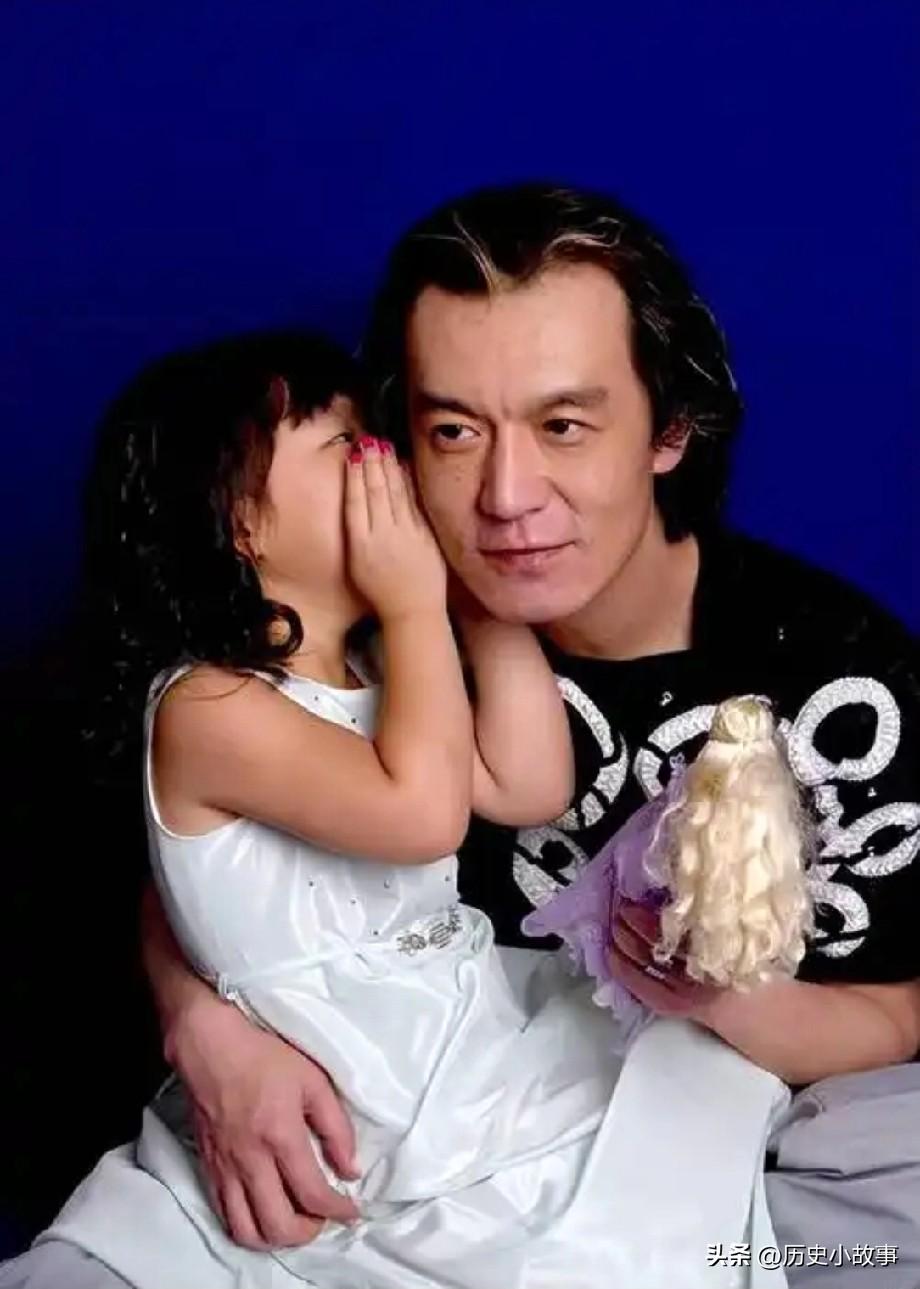 自从李咏去世后，哈文也没有再嫁，说明她和李咏是真爱，女儿也有了男朋友，哈文有钱有