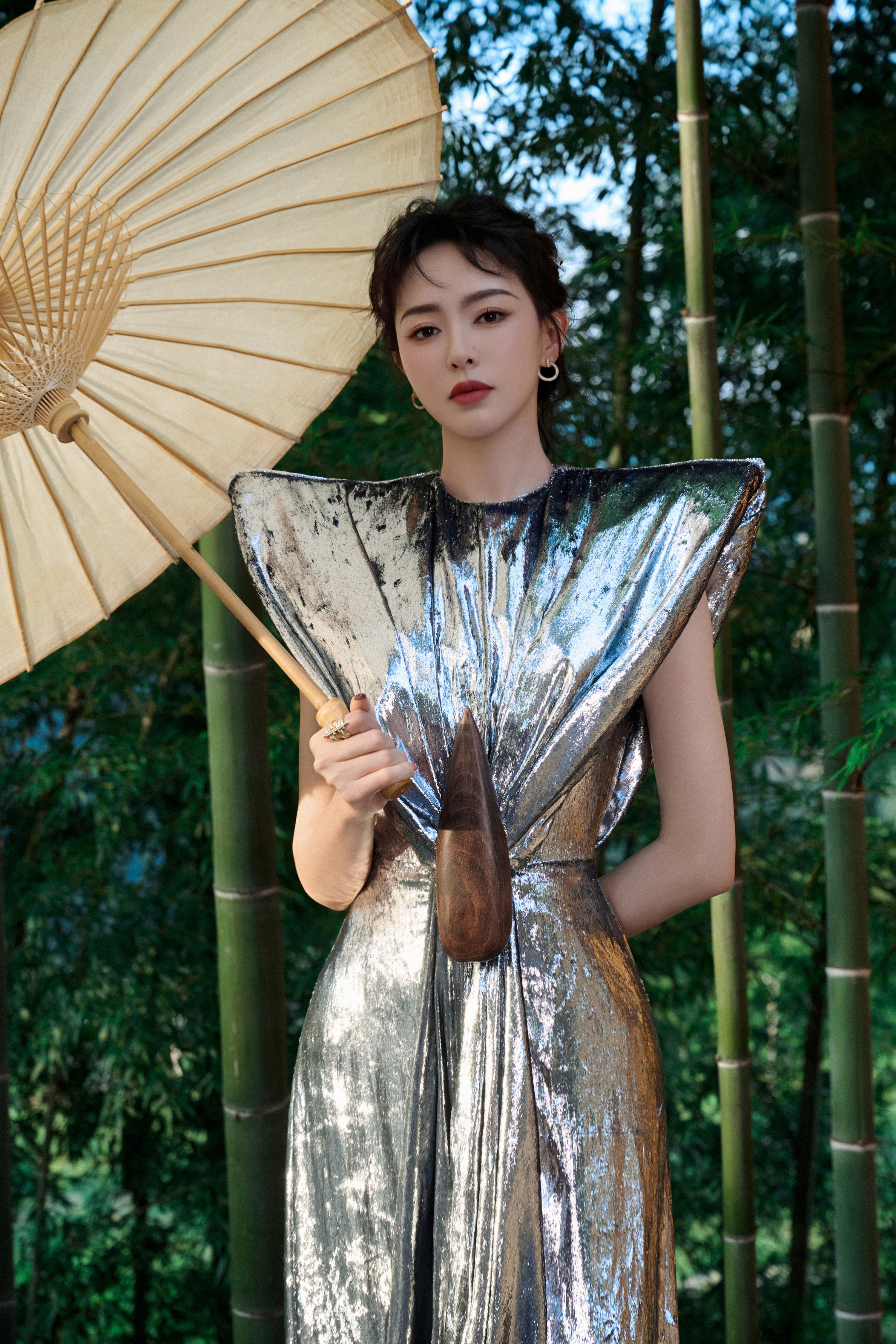 唐嫣[超话] 在泼墨的山水画间，是那抹明亮的油彩🎋 ​​​
