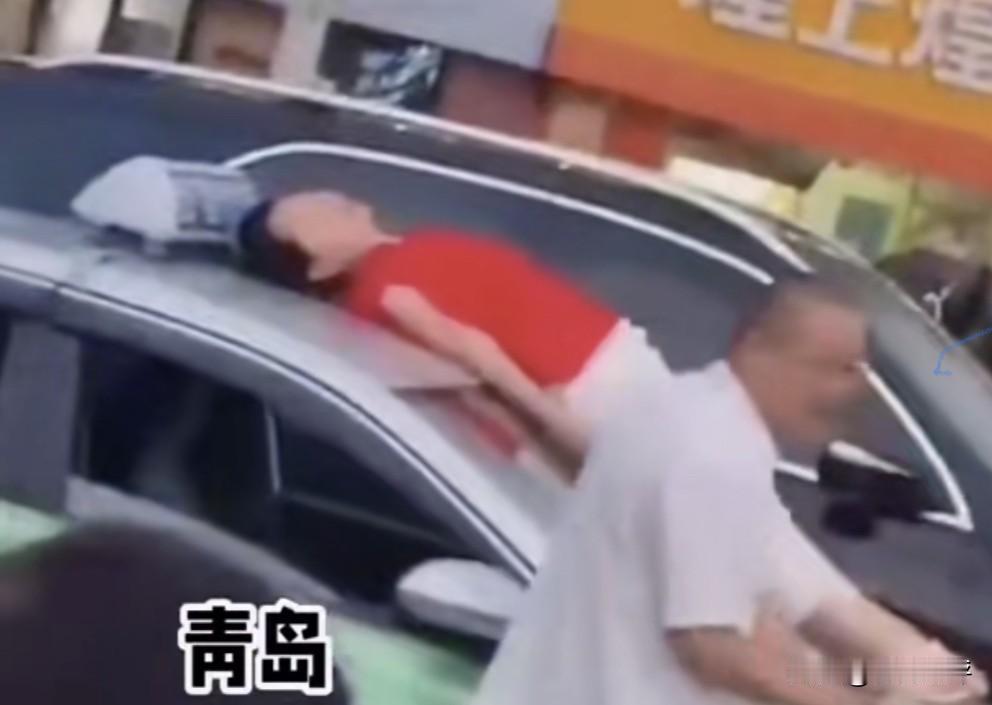 女子与出租车司机发生矛盾后，竟然在对方车顶脱光衣服，旁若无人跳起了舞，而这样的一