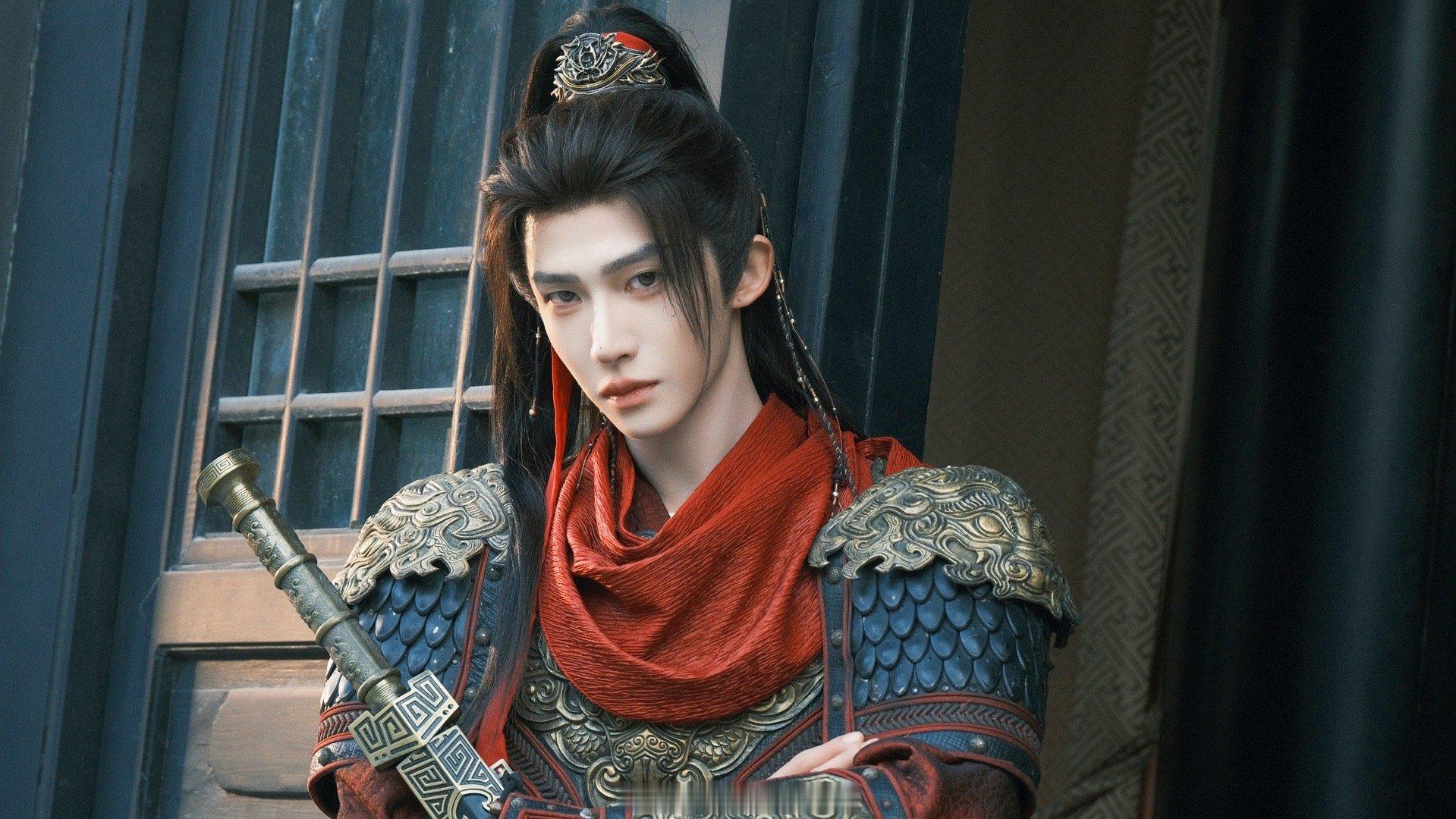 刘宇三国恋少年将军铠甲加身，锋芒在侧；舞姿流转，柔情暗藏。刘宇的少年将军造型封神