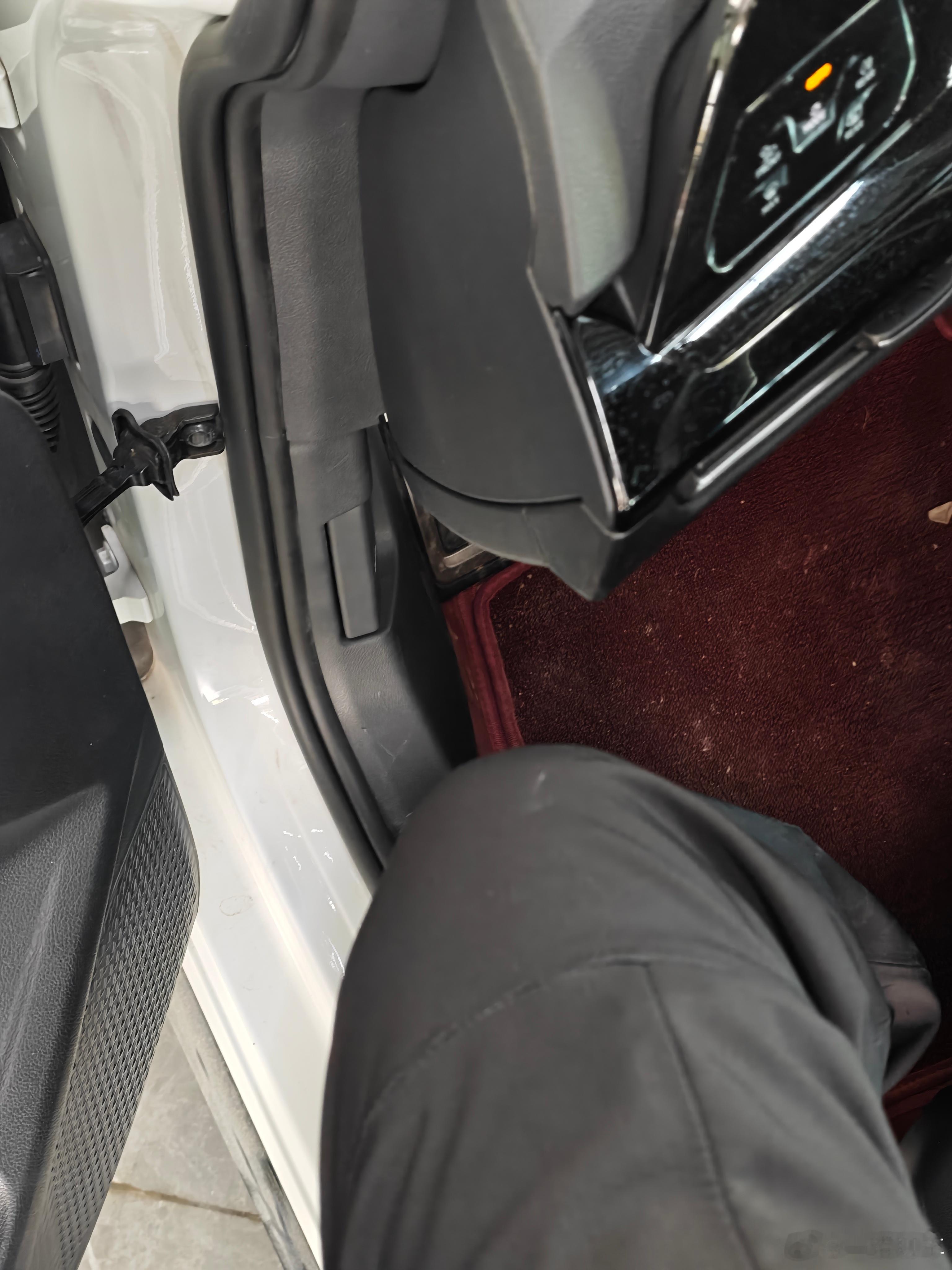 我嘞个豆 疼死我了 这是啥勾八设计啊 迈腿进去就被狠狠磕了一下 你们猜一下是啥车