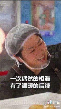 “青岛一位大姐火到央视了！”有网友拍到一大姐带着一推车烤馒头坐地铁去摆摊，大姐只