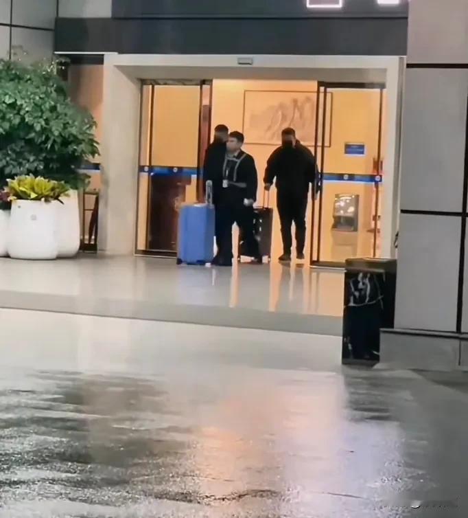 还没比赛，就卷起来了！
目前来看，魏桥胜出，就王楚钦出场的阵势，是“拳王”级别才