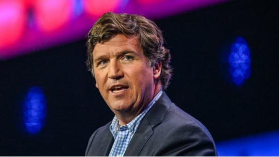 以前拼命给特朗普站台、帮他选总统的那个大主播塔克·卡尔森，居然当着所有人的面道歉