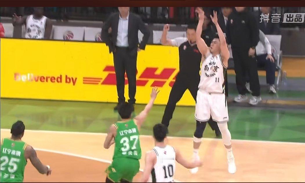 谁来说去，辽篮缺的就是锋线球员，但凡对面有锋线球员，辽篮阵容短板就出现了。 