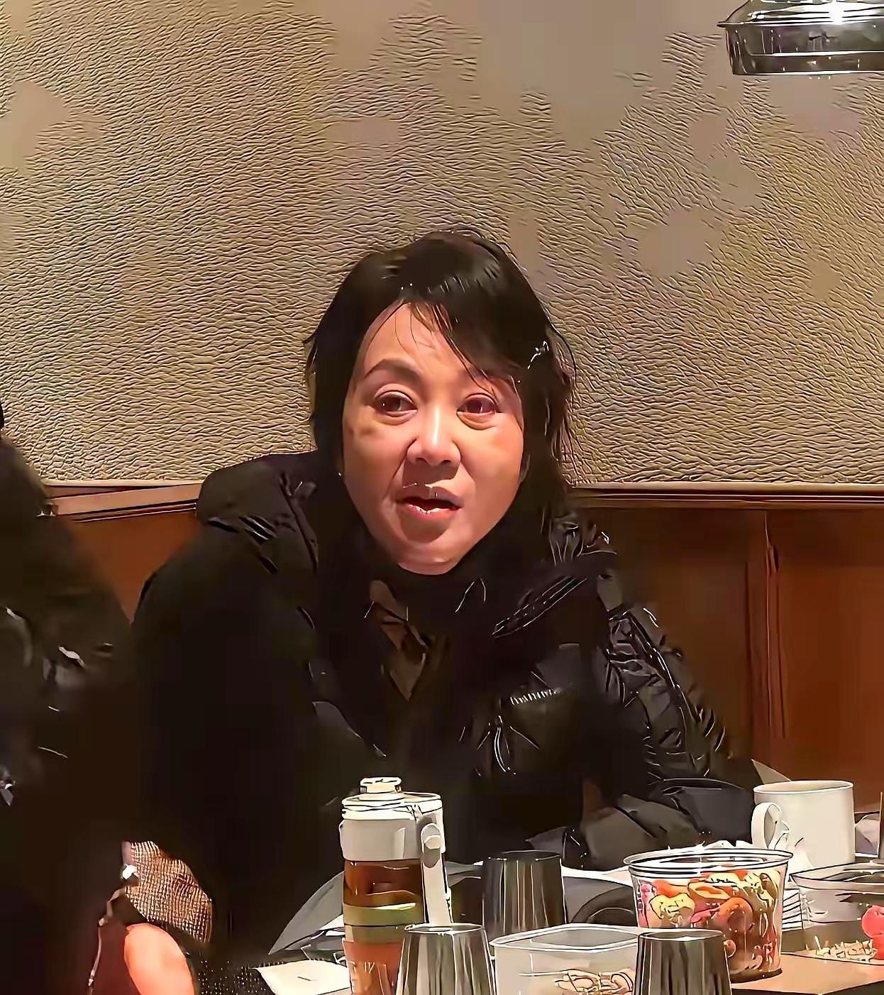 这是艺人闫妮真实的54岁。所以不必焦虑，谁老了都一样，双层眼袋、坚固的法令纹、呆