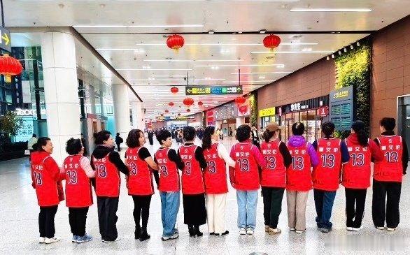 哈哈请欣赏郭艾伦的女人都啥样！ 