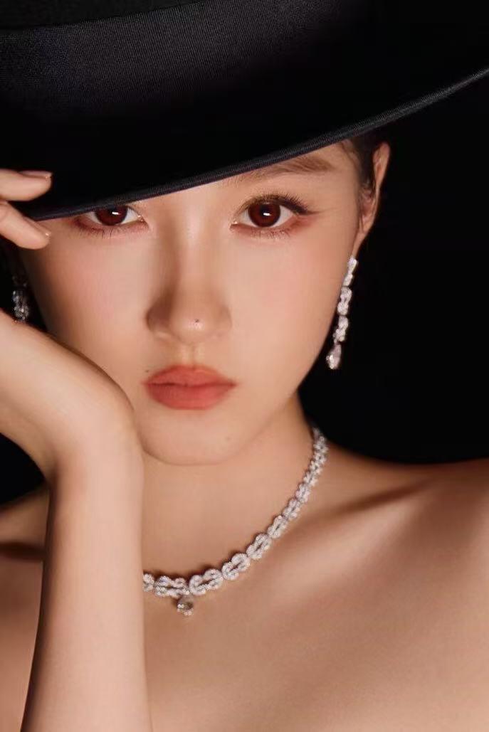 关晓彤造型师去哪儿进修了，果然她之前一直都是被造型师陷害，只要审美正常，改变往日