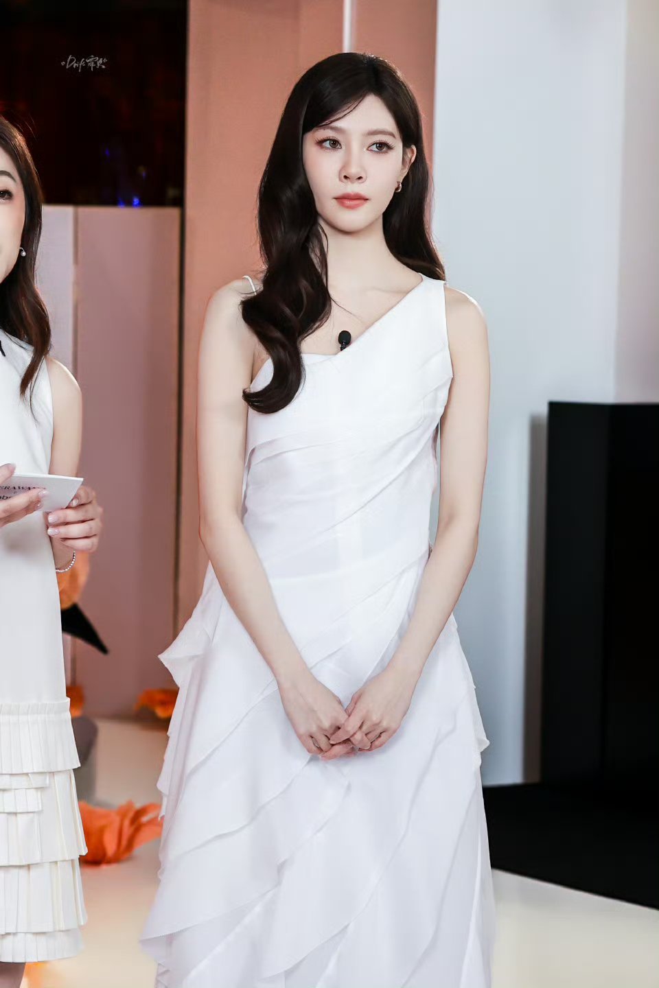 宋妍霏空气刘海高马尾宋妍霏扎马尾好看，披头发也好看！姐姐就这样适配所有发型！ 