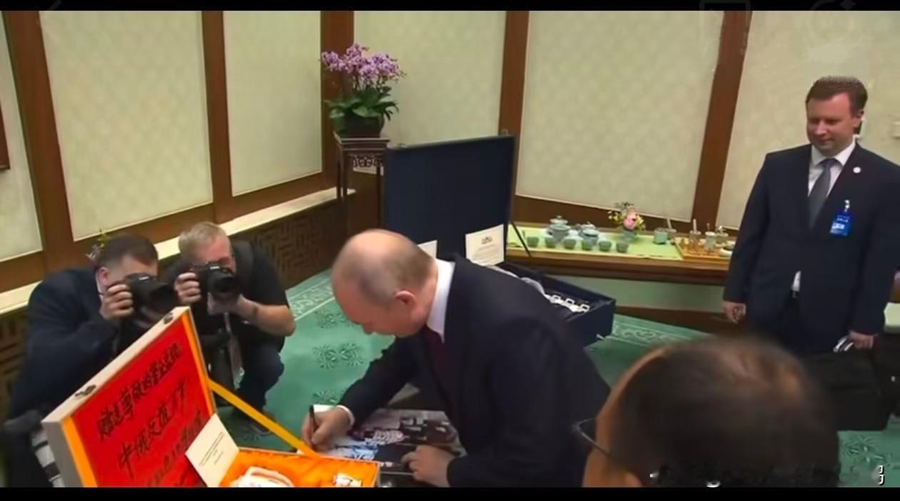 普京获赠湖南瓷器，是毛主席生前使用的瓷器!!!

湖南工程师彭湃携带了一套湖南醴