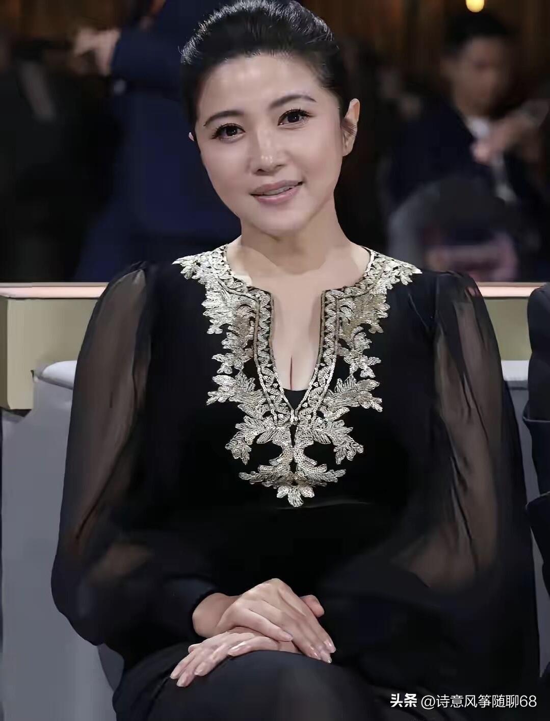 果然，自信的女人真美，不穿的花里胡哨的，不戴首饰，淡淡的妆，配上这个普通的丸子头