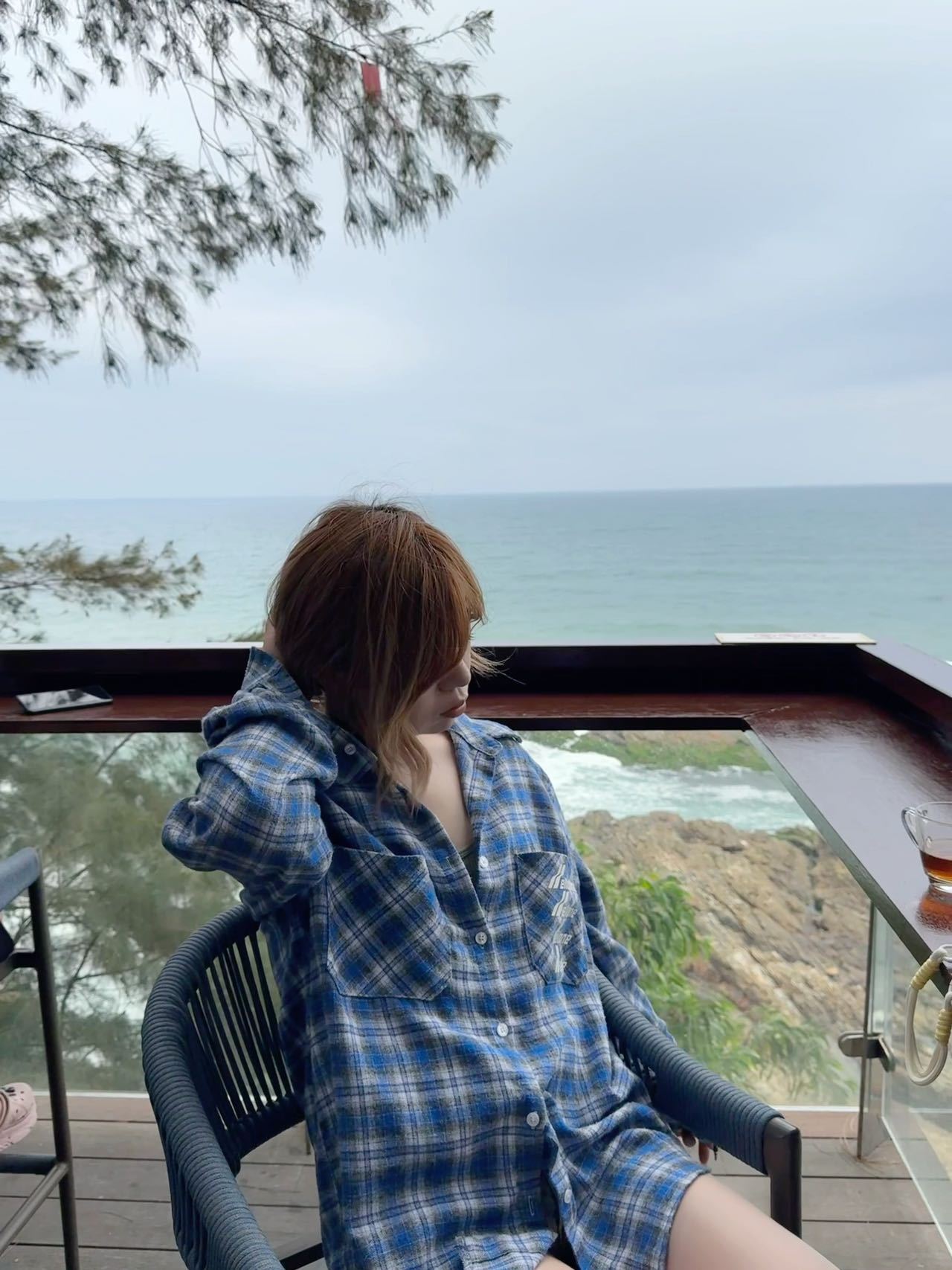 钱多多的打工日记来啦阴天也要去看海呀🌊  裹着最爱的蓝色格子衬衫  坐在海边咖