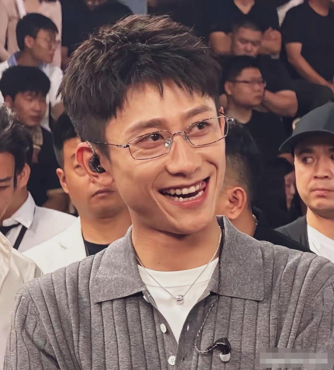 张一山很帅气，就是有点瘦，笑起来脸上褶子明显。